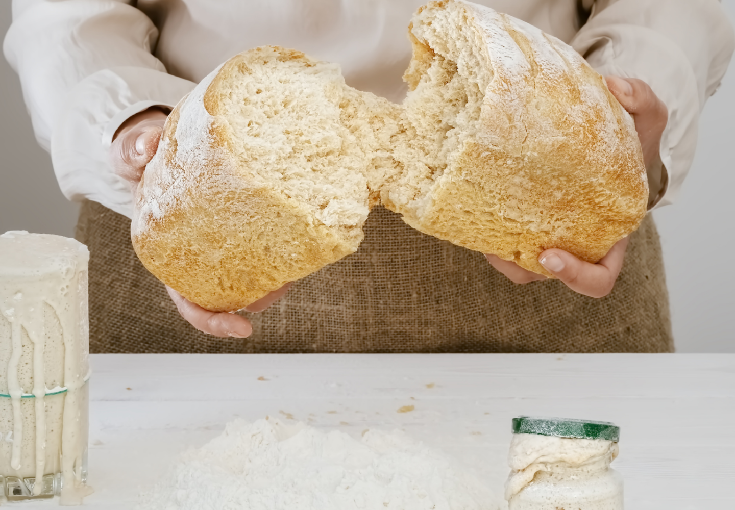 Mulher segurando pão fresco fermentado