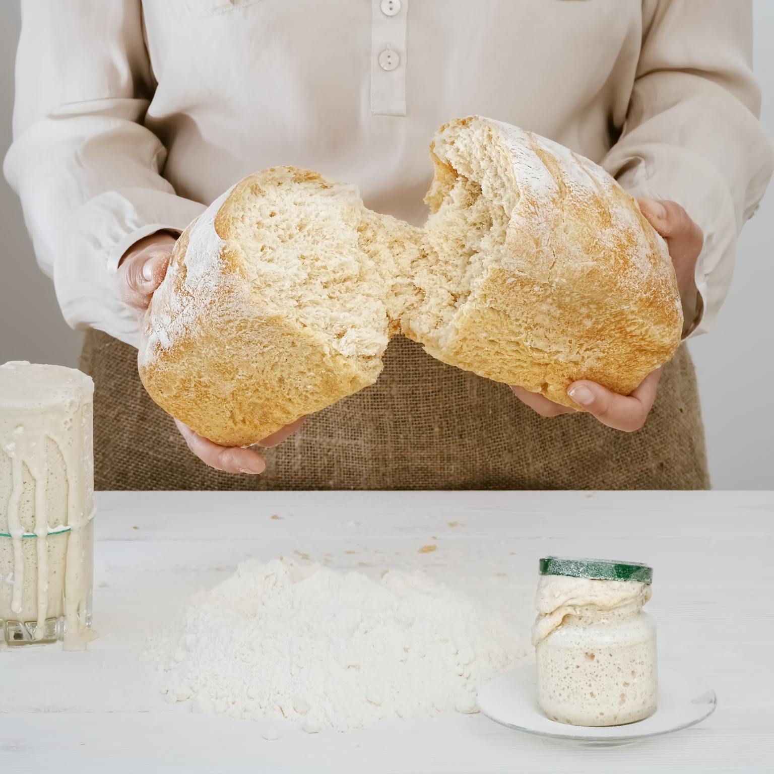 Mulher segurando pão fresco fermentado