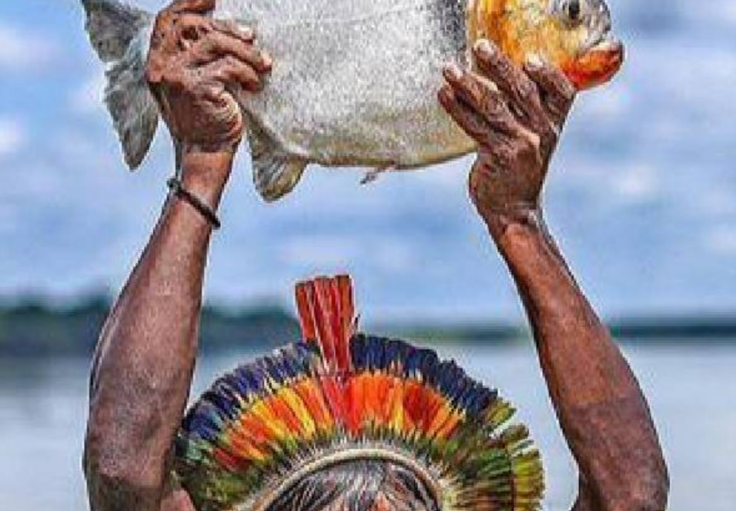 Indígena carregando peixe