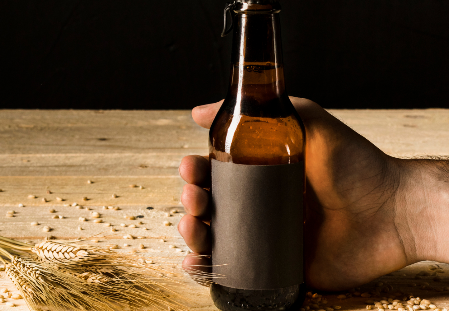 Pessoa segurando garrafa de cerveja