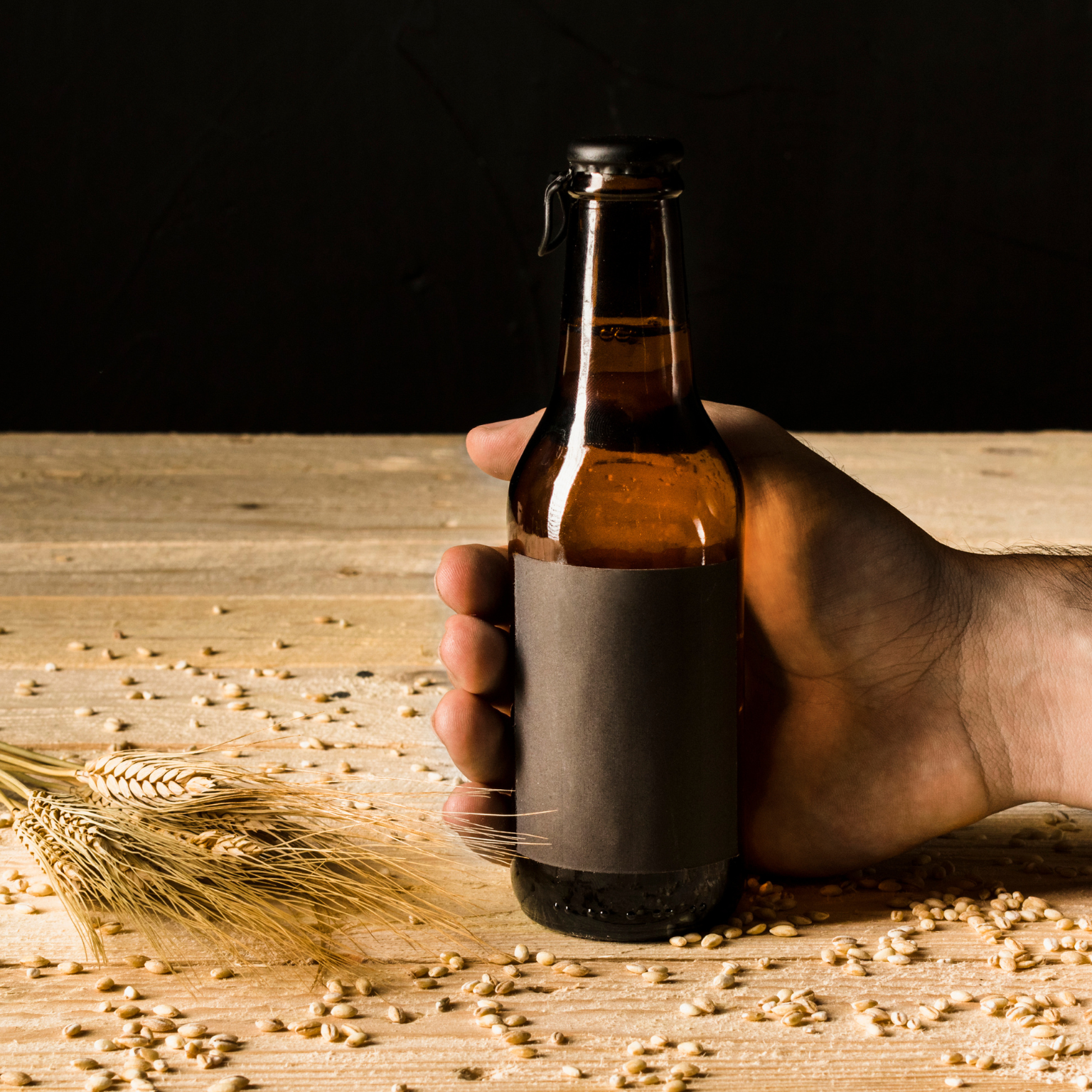 Pessoa segurando garrafa de cerveja