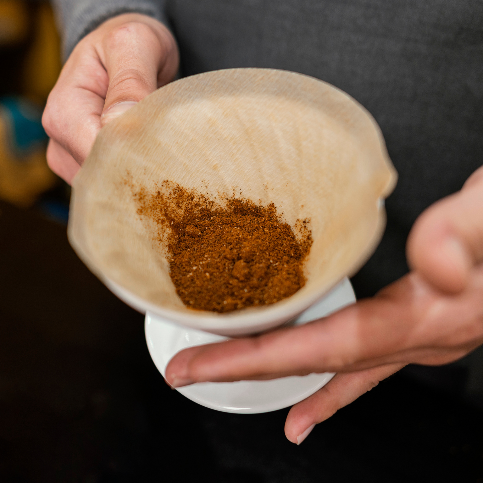 Pó de café no coador