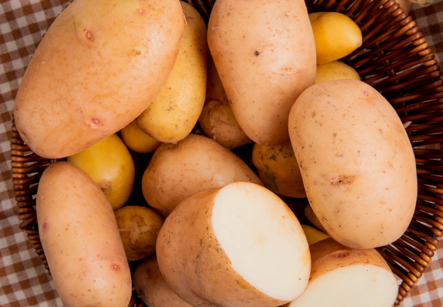 Batatas dentro de um cesto