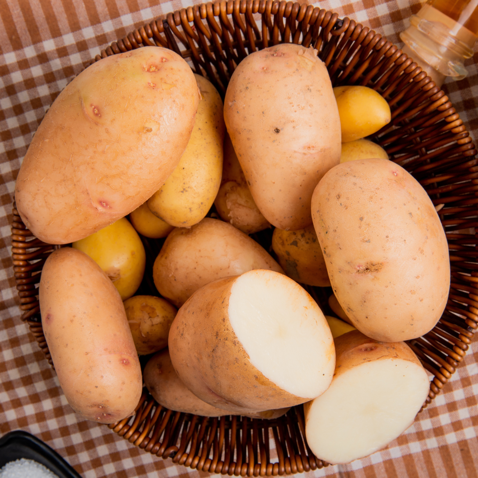 Batatas dentro de um cesto