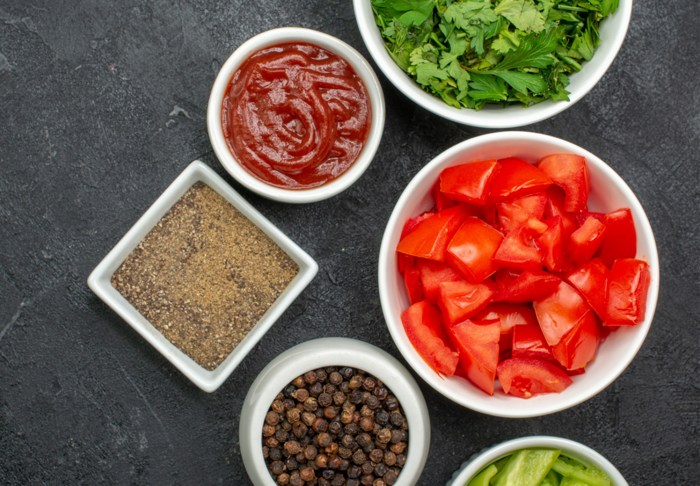 Salsa, tomate e outros vegetais picados